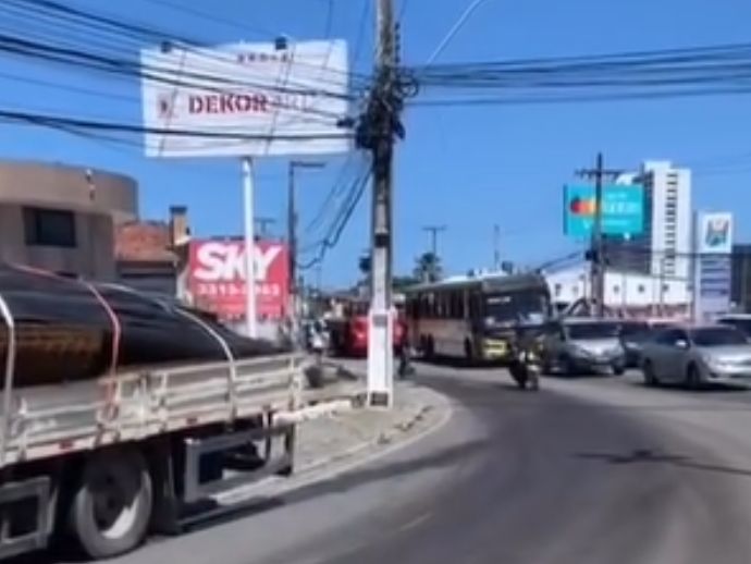 Derramamento de &oacute;leo na Avenida Juca Sampaio leva &agrave; queda de motociclistas no Barro Duro