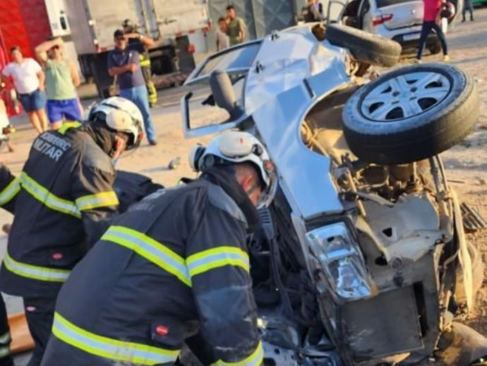 Colis&atilde;o entre ve&iacute;culos deixa tr&ecirc;s feridos na Via Expressa em Macei&oacute;