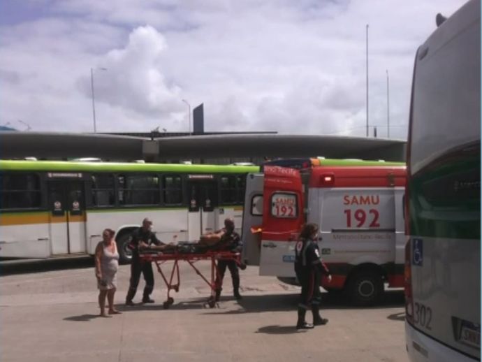 Homem &eacute; esfaqueado por uma mulher na Esta&ccedil;&atilde;o Joana Bezerra nesta segunda-feira (30)