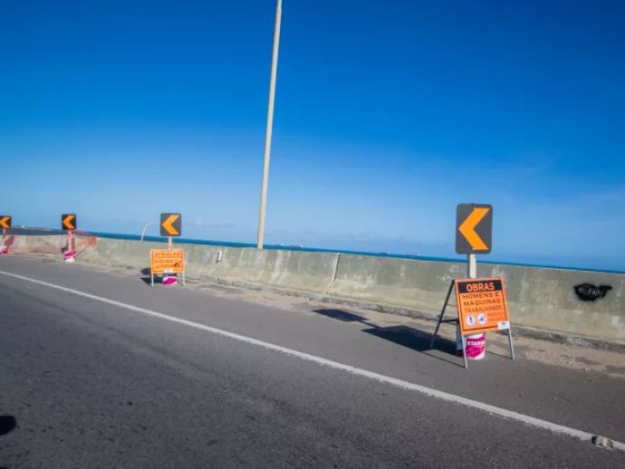 Reparos emergenciais na ponte Divaldo Suruagy iniciam ap&oacute;s registro de rachadura
