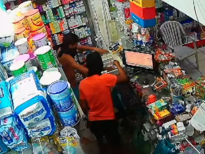 Farm&aacute;cia &eacute; assaltada por homens armados no bairro dos Torr&otilde;es nesta quinta-feira (2)