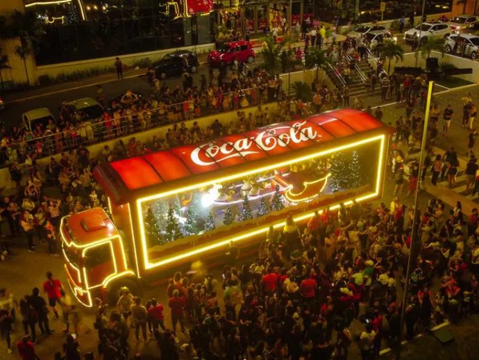 Macei&oacute; brilha com a chegada da caravana de natal da Coca-Cola