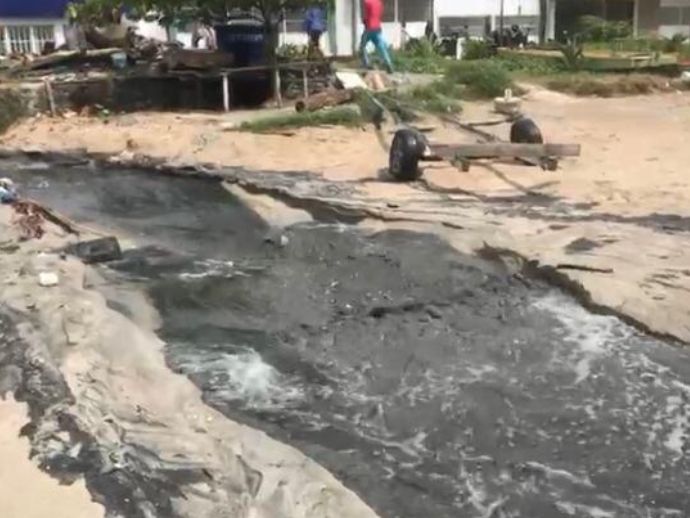 &Aacute;gua de esgoto e res&iacute;duos invadem o mar de Maragogi, causando indigna&ccedil;&atilde;o