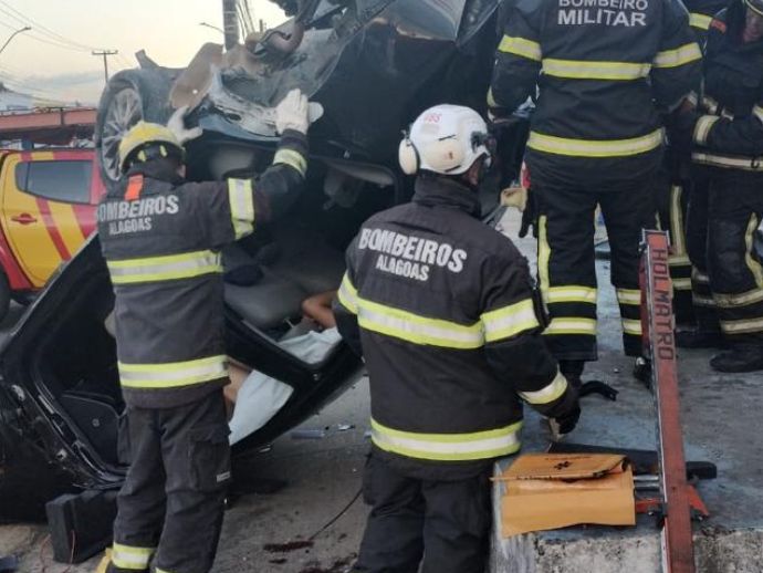 Acidente deixa quatro feridos no Barro Duro e congestiona tr&acirc;nsito 