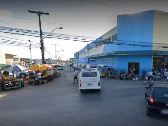 Homem &eacute; agredido a pedradas por funcion&aacute;rios de estabelecimento em Macei&oacute;