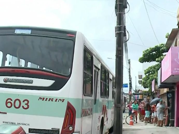 Adolescente morre ao colocar cabe&ccedil;a para fora de &ocirc;nibus e bater contra um poste