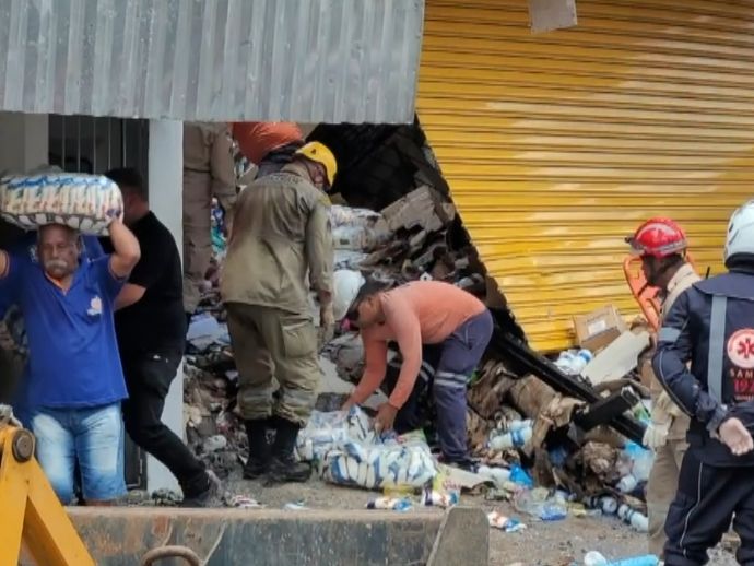 Teto de supermercado desaba e trabalhadores ficam soterrados em Jaboat&atilde;o