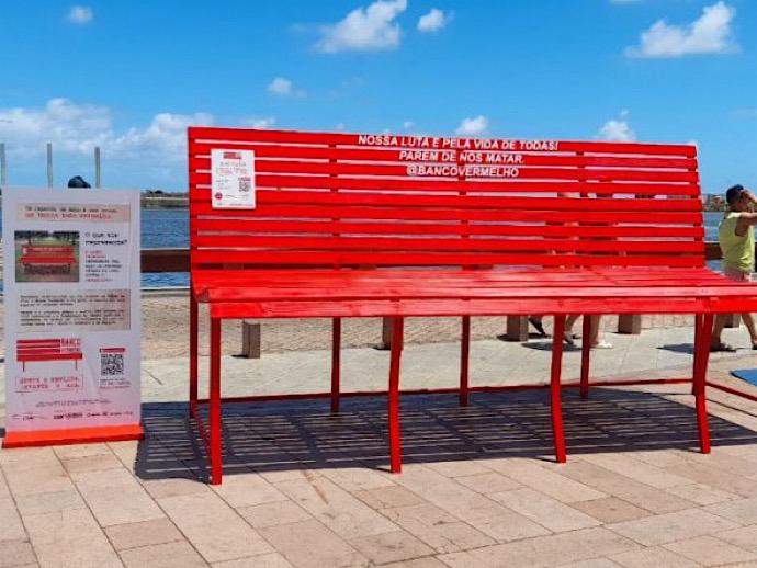 Recife ganha bancos vermelhos em campanha de enfretamento ao feminic&iacute;dio 