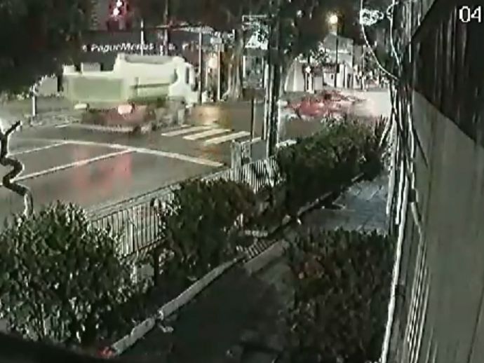 Imagens mostram o momento do acidente entre um caminh&atilde;o e um carro na Madalena