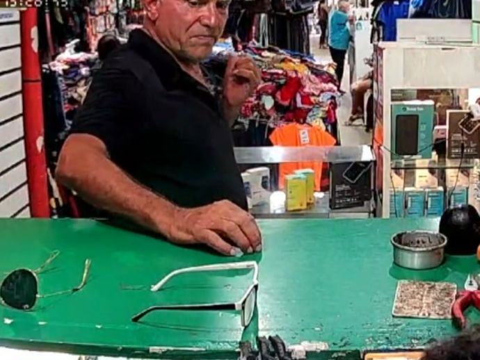Idoso &eacute; flagrado furtando celular de loja em Prazeres