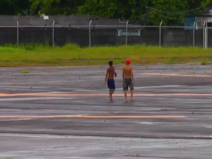 Adolescentes s&atilde;o vistos circulando pr&oacute;xima &agrave; pista do Aeroporto do Recife