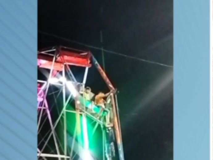 Crianças ficam presas em roda-gigante após cadeira quebrar e são resgatadas por bombeiros
