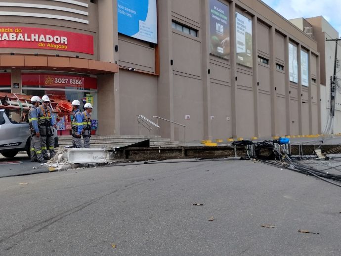 Incidente na Rua Luiz Calheiros J&uacute;nior deixa bairro do Farol sem energia
