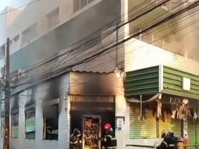 Inc&ecirc;ndio atinge mercado no bairro do Barro nesta ter&ccedil;a (2)