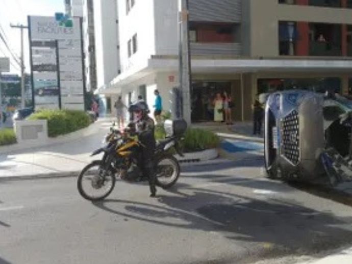 Colis&atilde;o na Ponta Verde deixa uma pessoa ferida e ve&iacute;culo tombado