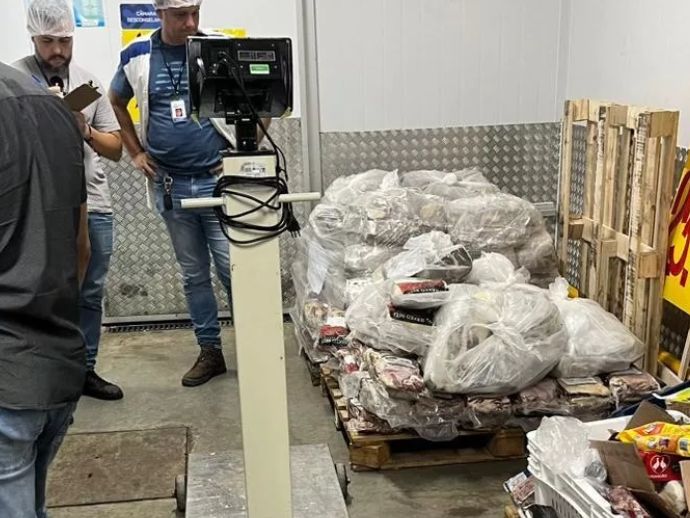Opera&ccedil;&atilde;o da Vigil&acirc;ncia Sanit&aacute;ria em Macei&oacute; resulta na apreens&atilde;o de mil quilos de carnes impr&oacute;prias em supermercado na Serraria