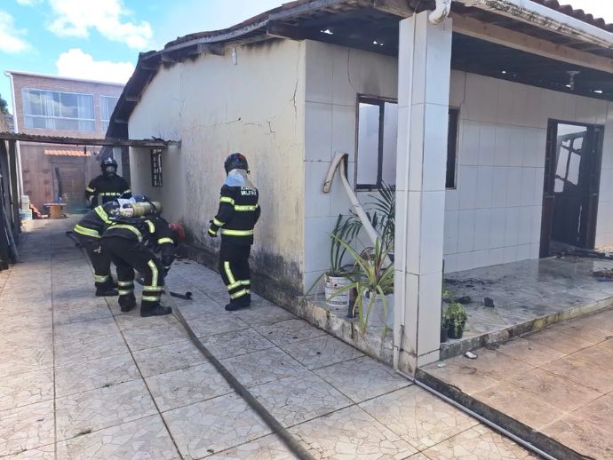 Inc&ecirc;ndio devasta resid&ecirc;ncia pr&oacute;xima a escola em Macei&oacute;