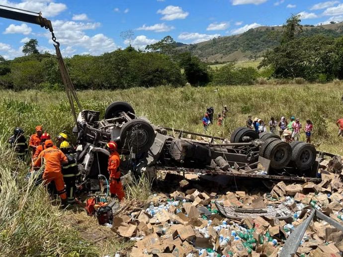 Passageiro de caminh&atilde;o morre em acidente na BR-316