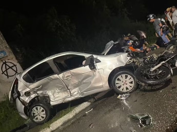Colis&atilde;o entre carros e motos deixa um morto e cinco feridos em Macei&oacute;