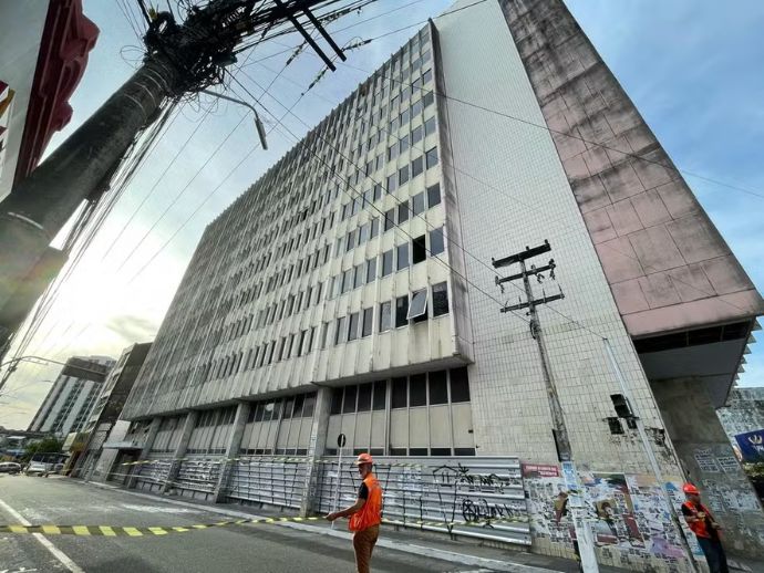 Janela do antigo Produban cai em cima de carro no Centro