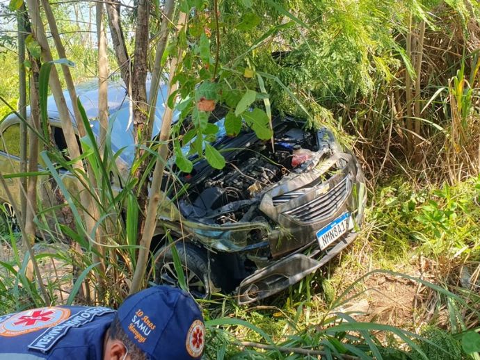 Acidente na AL-101 Norte em Maragogi: ve&iacute;culo sai da pista ap&oacute;s condutor cochilar