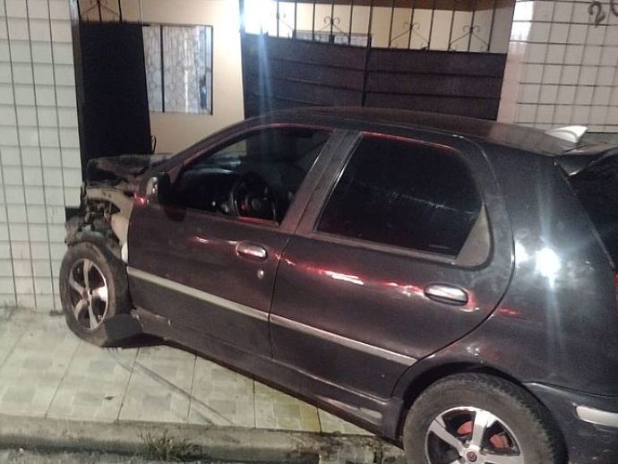 Motorista b&ecirc;bado provoca acidente grave no Jacintinho e &eacute; preso