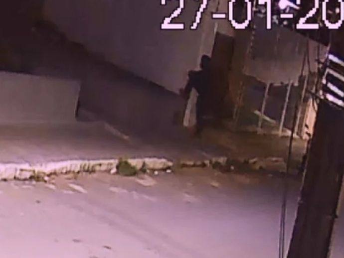 C&acirc;mera flagra momento em que morador de rua &eacute; morto em Arapiraca