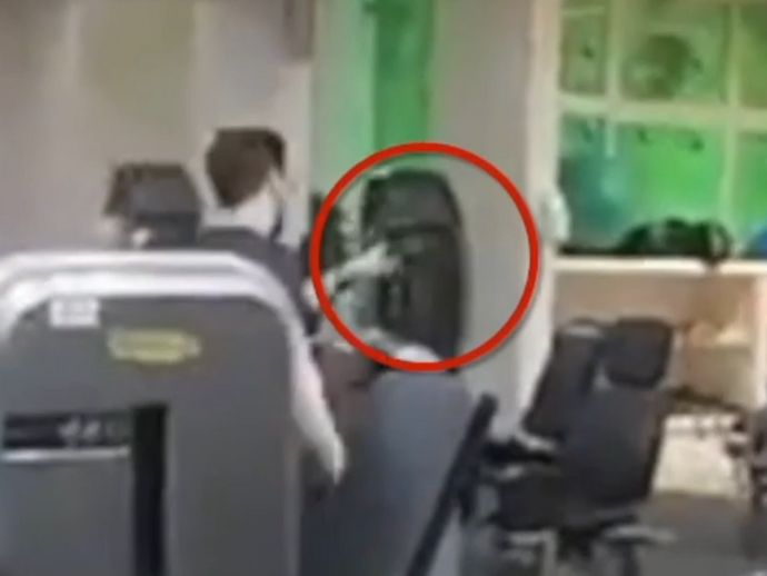 Homem &eacute; flagrado amea&ccedil;ando aluno com uma arma em academia 