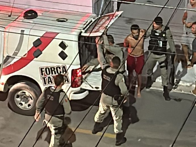 Homem &eacute; preso ap&oacute;s amea&ccedil;ar a companheira e filha de 5 meses com duas facas.