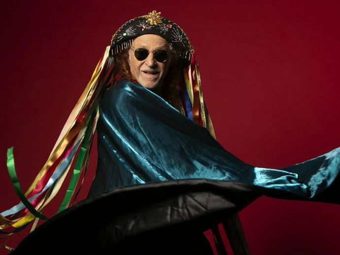 Alceu Valen&ccedil;a faz show surpresa e lota aeroporto do Recife 