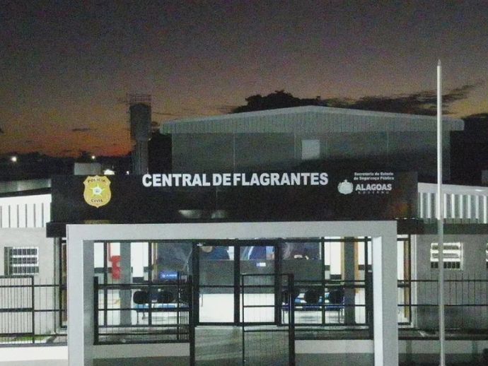 Mulher &eacute; detida por esfaquear marido durante discuss&atilde;o, em Macei&oacute;.