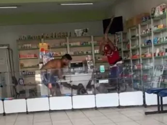 Moradores de rua se agridem e causam estragos, em farm&aacute;cia.