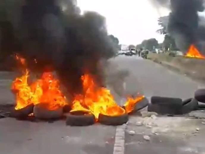 Moradores bloqueiam BR-104 em protesto por falta d&rsquo;&aacute;gua, em Rio Largo.
