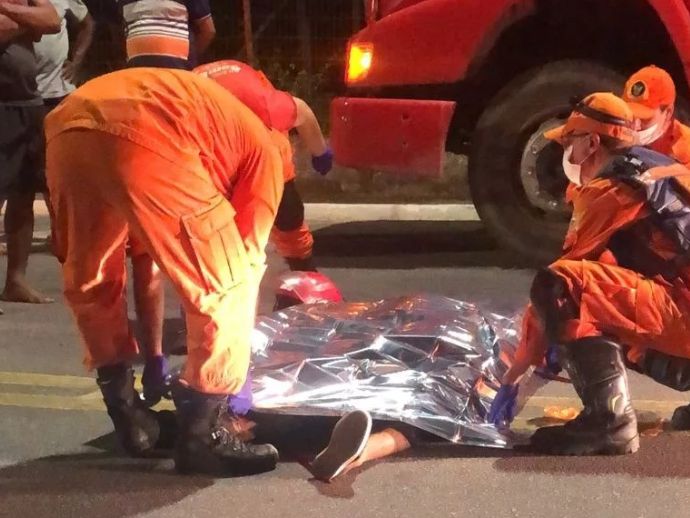 Trag&eacute;dia em Macei&oacute;: motociclista morre ao bater em caminh&atilde;o de lixo.