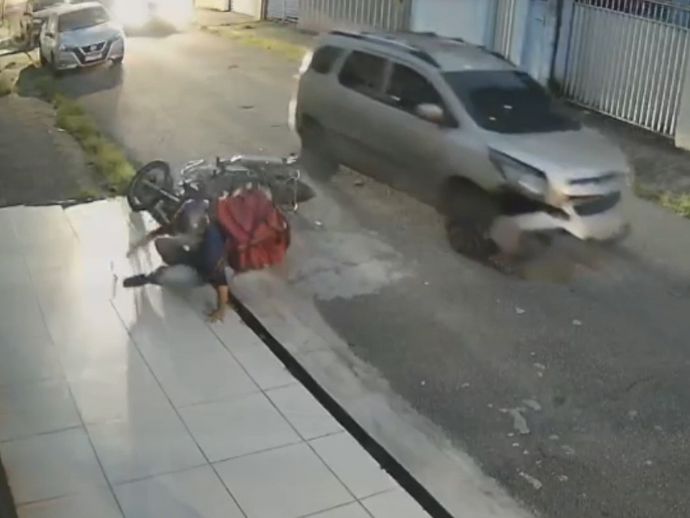 Entregador por aplicativo &eacute; atropelado por motorista que foge sem prestar socorro