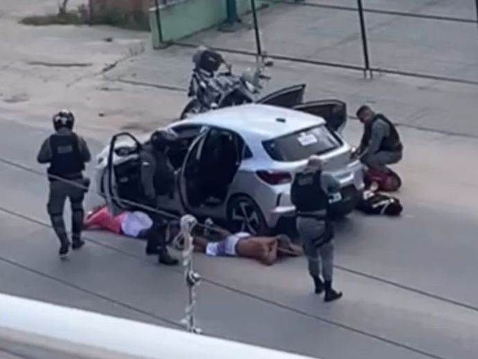 Pol&iacute;cia prende suspeitos de assaltar posto de combust&iacute;vel em Vertentes