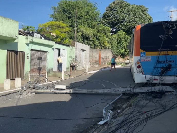 Motorista de &ocirc;nibus perde controle do ve&iacute;culo, bater em postes e muro de escola em Jaboat&atilde;o