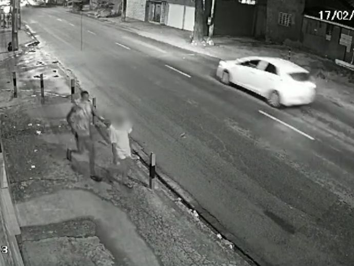 C&acirc;mera de seguran&ccedil;a flagra Idoso sendo assaltado no bairro de Afogados