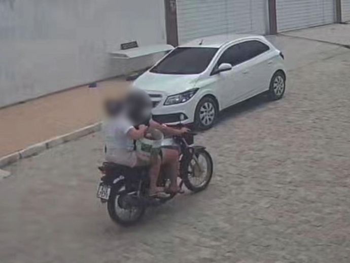 Mulheres s&atilde;o flagradas abandonando tr&ecirc;s cachorros dentro de um balde em Caruaru 