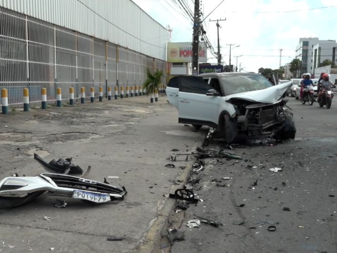 Motorista perde controle de ve&iacute;culo e bate de frente com outro carro no Janga