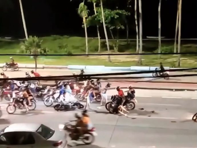Sete pessoas s&atilde;o detidas pela Pol&iacute;cia Militar durante &lsquo;&rsquo;rolezinho&rsquo;&rsquo; na Avenida Boa Viagem