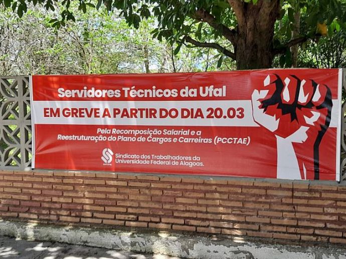 T&eacute;cnicos administrativos da Universidade Federal de Alagoas entram em greve.