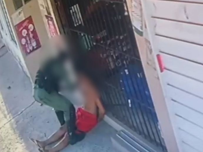 Policial militar &eacute; flagrado espancando jovem durante abordagem no Janga