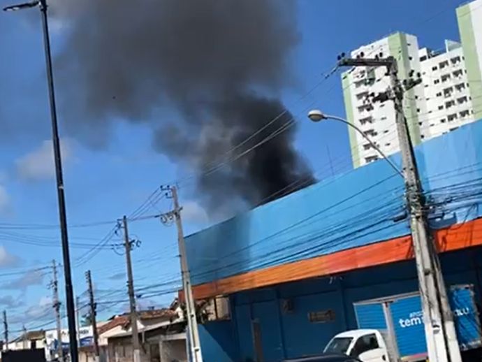 Princ&iacute;pio de inc&ecirc;ndio em loja assusta funcion&aacute;rios e clientes