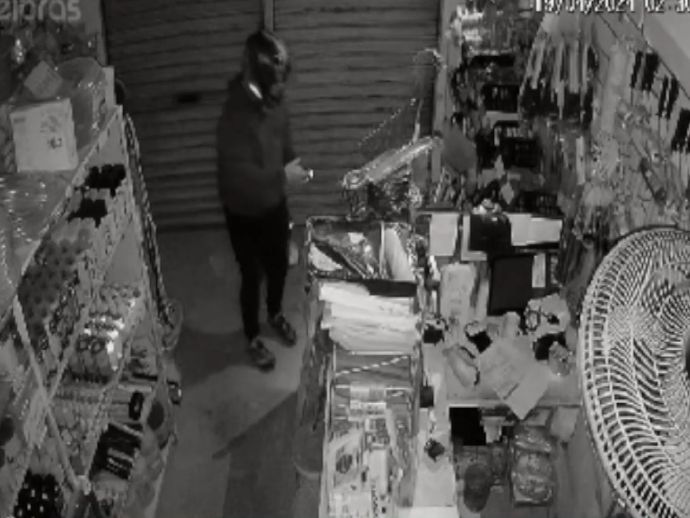 Homem &eacute; flagrado invadindo e roubando armaz&eacute;m em &Aacute;guas Compridas