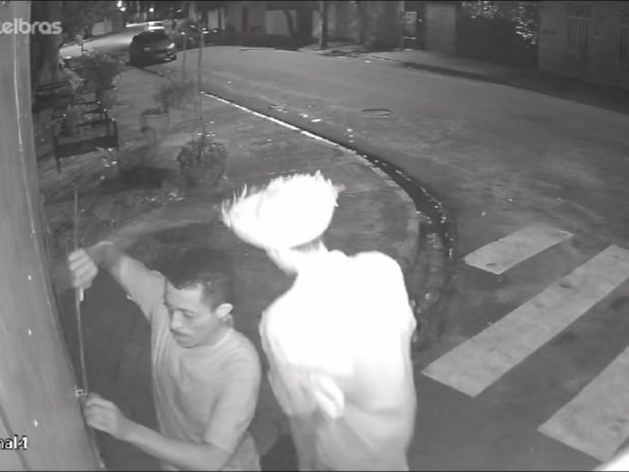 Homens s&atilde;o flagrados arrombando e furtando trailer no bairro do Rosarinho