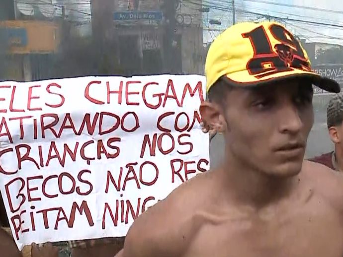 Moradores do Ibura protestam contra supostas a&ccedil;&otilde;es violentas da pol&iacute;cia na comunidade