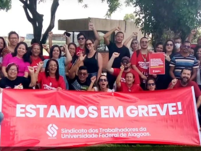Professores da UFAL entram em greve por tempo indeterminado