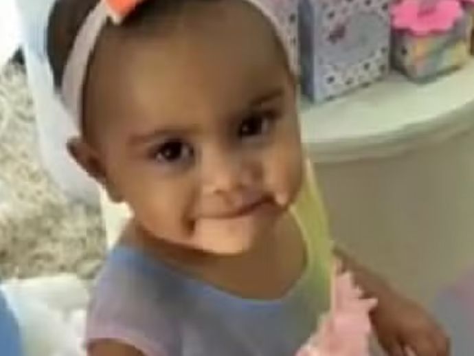 Crian&ccedil;a atropelada por homem que empinava motocicleta morre no HGE