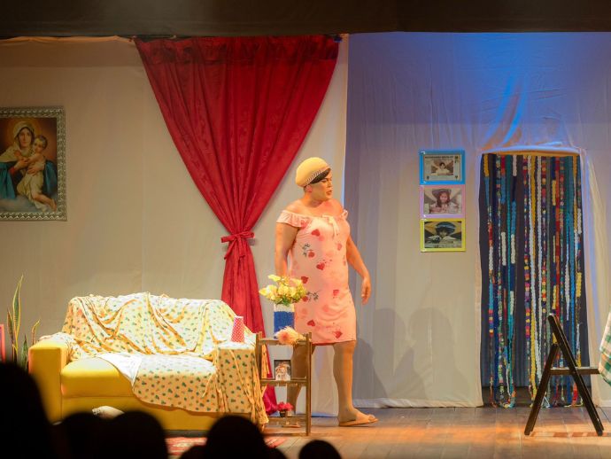 Da internet para o teatro "Mainha &eacute; uma resenha" &eacute; sucesso em bilheteria  